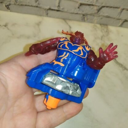 Sinine ja punane keerutamismänguasi beyblade vms