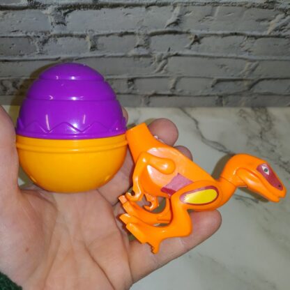 Oranž ja lilla dinosaurus-muna