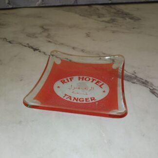 Punane klaasist alustaldrik, Rif Hotel Tanger