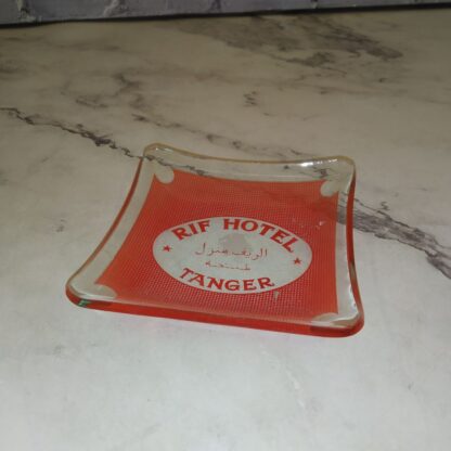 Punane klaasist alustaldrik, Rif Hotel Tanger