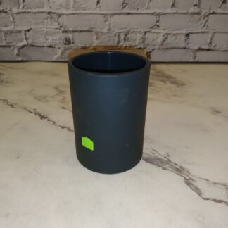Tumehall plastikust tass