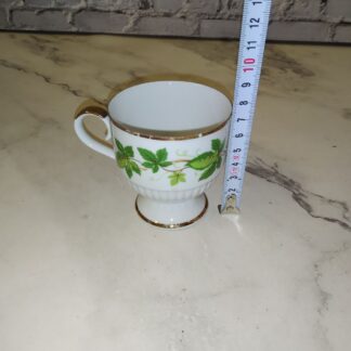 Väike roheliste lehtedega teetass