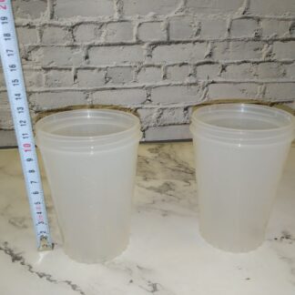 2 läbipaistvat plastikust topsi