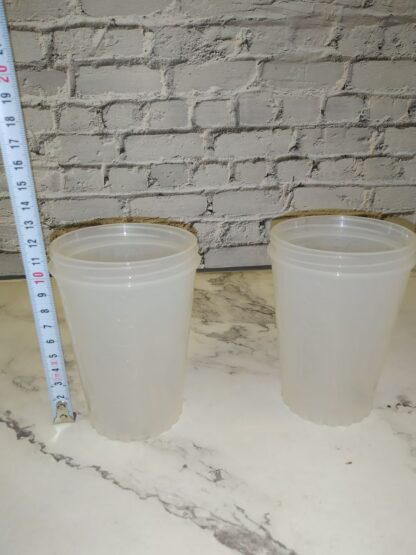 2 läbipaistvat plastikust topsi
