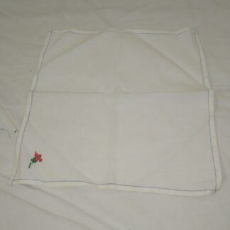 Valge tikitud linik, 34x34 cm