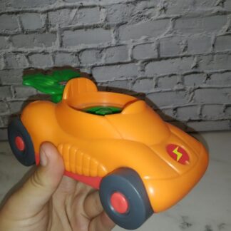 Oranž porgandikujuline mänguauto