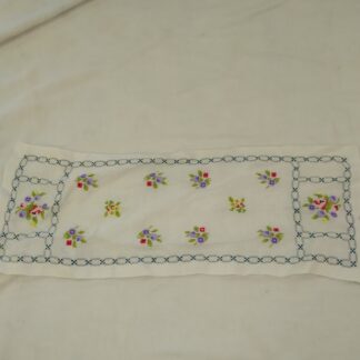 Tikitud lilledega linik 59x22 cm