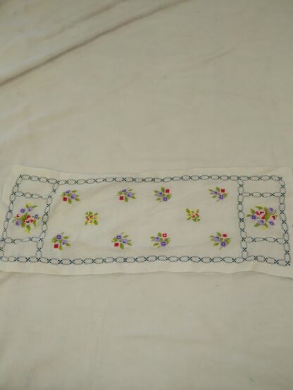 Tikitud lilledega linik 59x22 cm