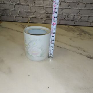 Lillemustriga keraamiline tops