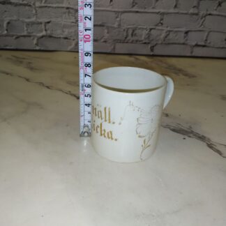 Valge kuldse kirjaga kruus