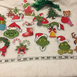 Riputatavad paksust läikivast papist jõuluripatsid "Grinchi jõulud", 30 tk, koos paeltega